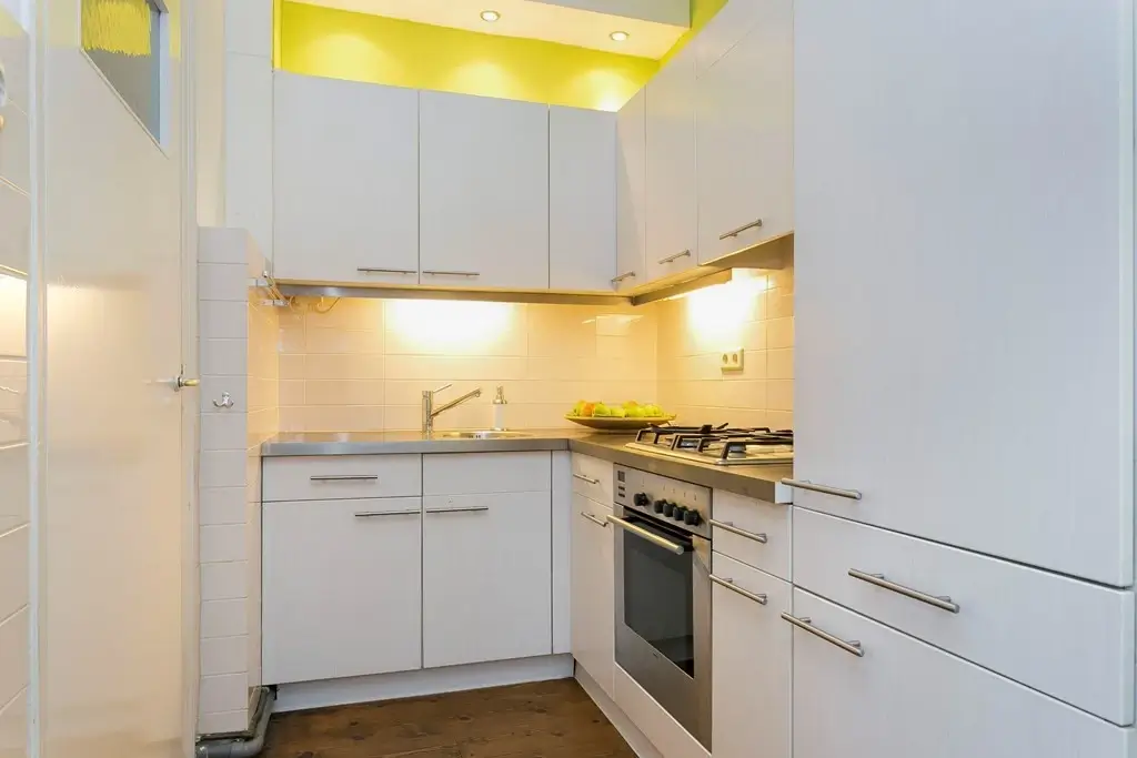 Modern kitchen with all appliances - Rijndijkstraat 3 Leiden