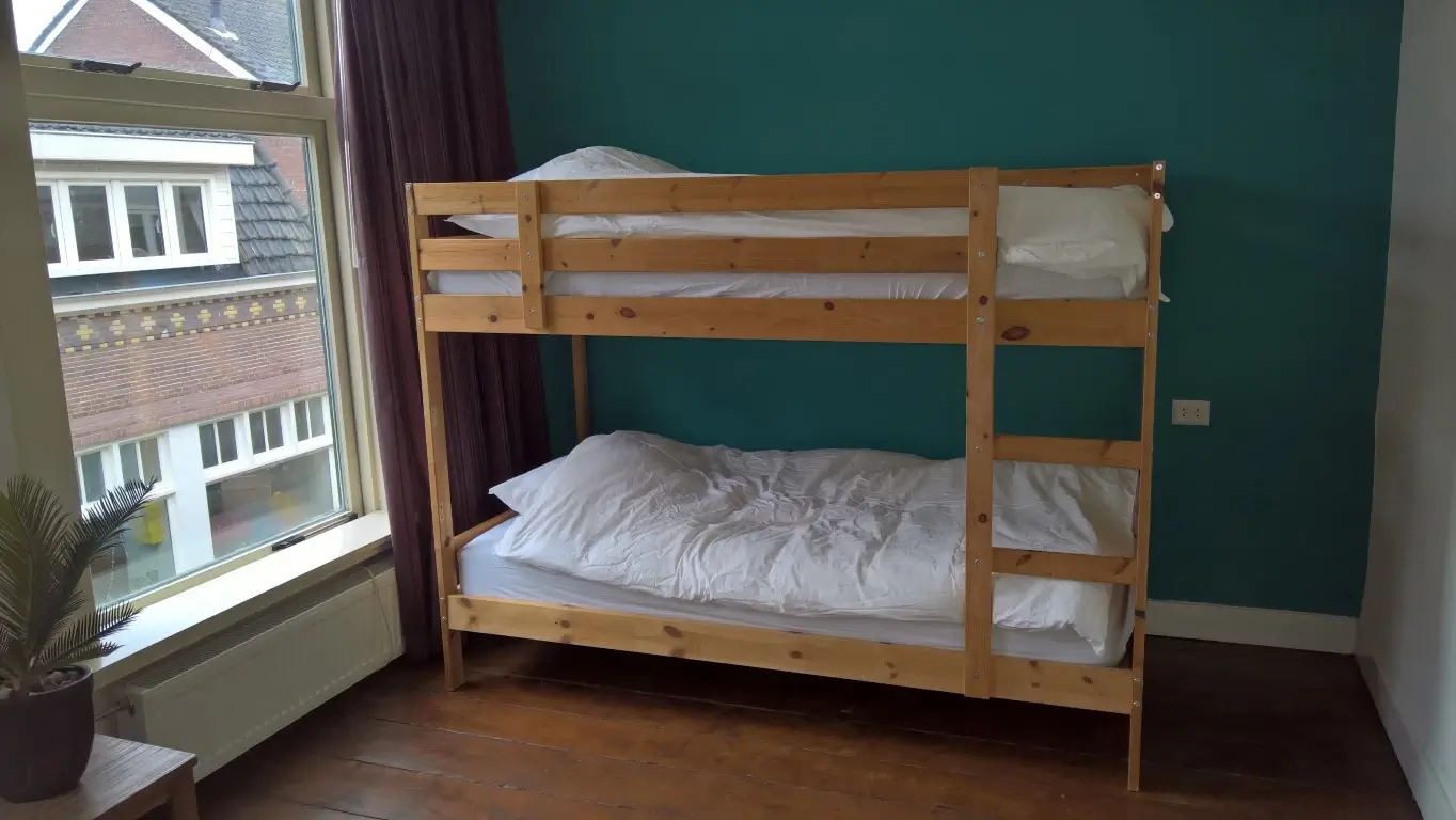 Second bedroom first floor with bunkbed and single bed - Rijndijkstraat 3 Leiden