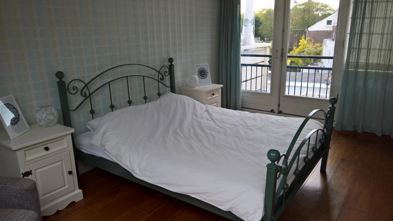 Master bedroom with double bed - Rijndijkstraat 3 Leiden